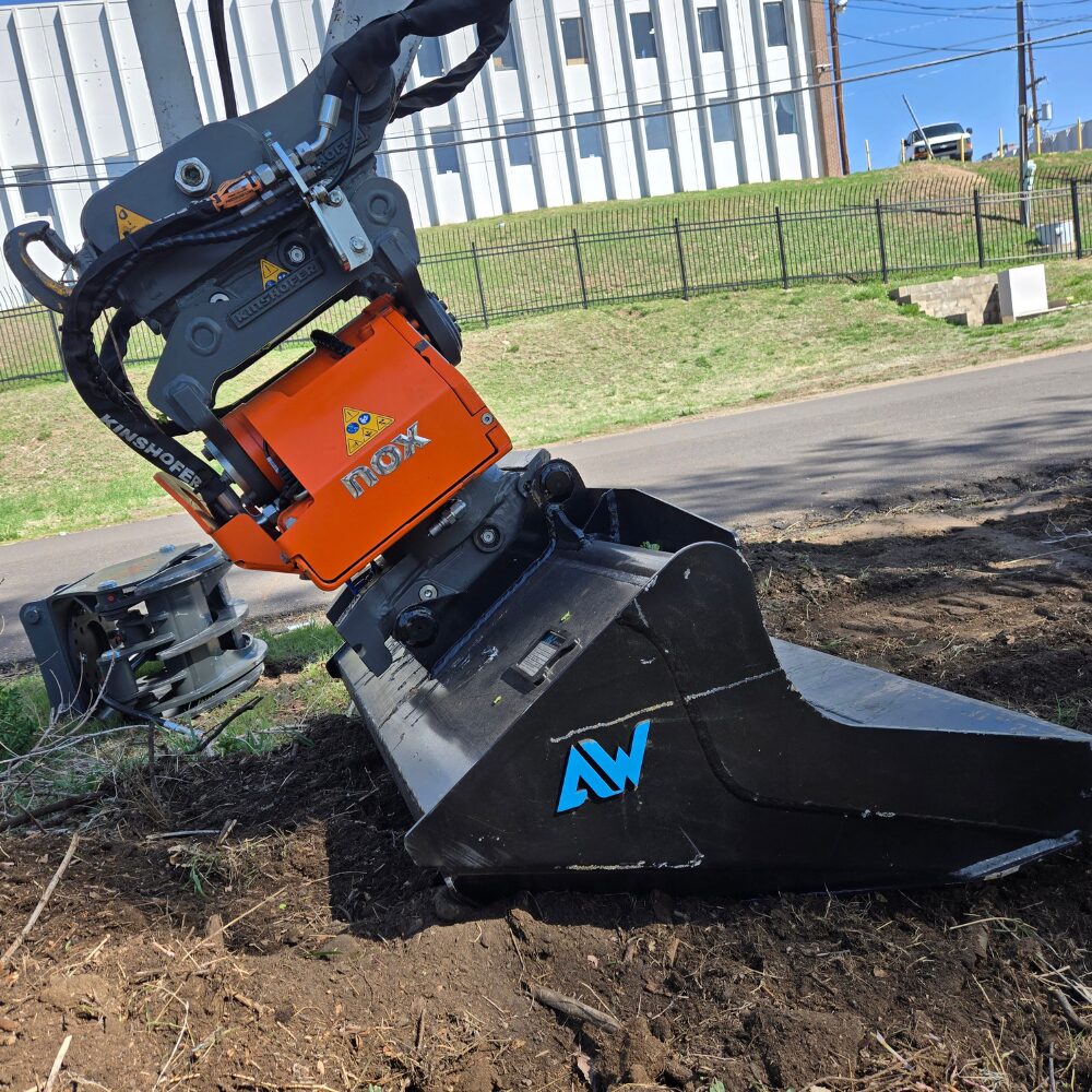 NOX TR07 Tiltrotator with grading bucket